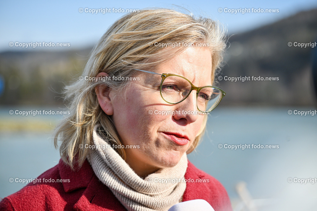 Spatenstich Hochwasserschutz Hafen Linz_ 06.2024_-26 | 06.02.2024, Hafen Linz, AUT, Spatenstich Hochwasserschutz Hafen Linz, Ein Jahrhundertprojekt, im Bild BMin Leonore Gewessler (Die Gruenen, Klimaschutz, Umwelt, Energie, Mobilitaet, Innovation und Technologie)