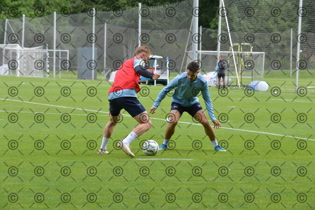 RGE_0187 | Hertha BSC, 2.Bundesliga, Herren, Fußball, Training auf dem Schenckendorffplatz, Dienstag 18.08. 2026, Saison 2026/27,  im Bild von li. Julian Eitschberger ( Hertha BSC ), Josip Brekalo ( Hertha BSC ),  Fotograf: Ralf Gebhardt - Realisiert mit Pictrs.com