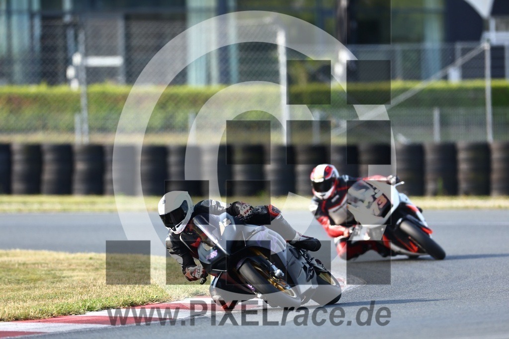 0565-20240720_00118 | Schöne Erinnerungen an spannende Momente - das festzuhalten ist unser Job. PIXELrace.de ist seit 2003 auf den Rennstrecken Europas unterwegs um die Action draußen beim Fahren und die wunderbare Stimmung imm Fahrerlager für euch einzufangen.