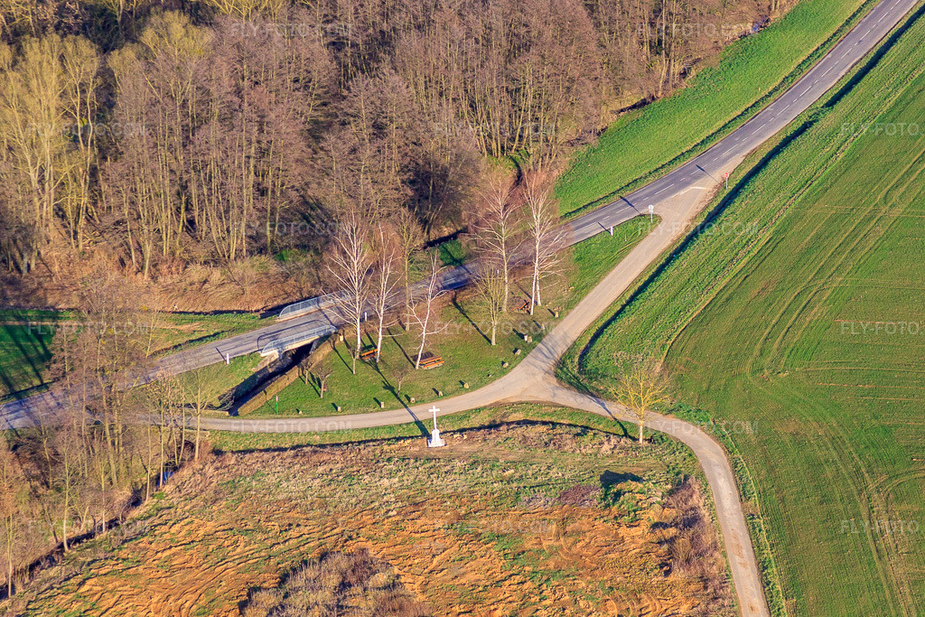 Aerial view: Rest area and wayside cross on the D51 in Soultz-sous-Forêts in the state Bas-Rhin, France. – Photo: IMG_38746.jpg taken on 03/20/2011 by Werner Riehm/FLY-FOTO.com – Resolution of the original: 4529 x 3019 px
