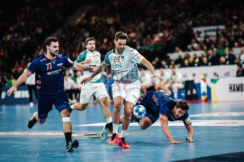 Handball | Herren | EHF EURO 2024 | European Championshop Men 2024 Final Tournament | Slowenien vs. Niederlande | 21.01.2024 | Dean Bombac (#44, Slowenien, SLO) setzt sich durch gegen Dani Baijens (#77, Holland, NED) links und Lars Kooij (#15, Holland, NED) rechts