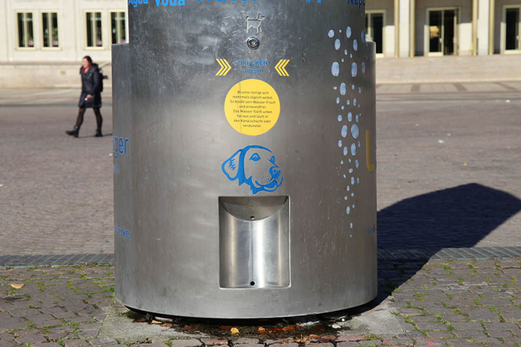 Leipziger Trinkbrunnen "Bruno" auf dem Augustusplatz | Entdecke über 20 Kategorien Leipzig-Motive: Foto-Downloads, hochwertige Poster, Leinwand- & Fine-Art-Prints. Jetzt Lieblingsfoto im Bildlexikon Leipzig Shop bestellen!