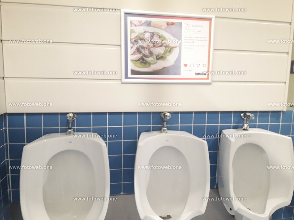 IMG_20221128_210422 | Eigentlich kennen wir das alle, wer mal muss, wird manchmal von Musik auf öffentlichen Toiletten begleitet. Aber eine Speisekarte an der Wand vorzufinden über dem Urinal, das habe ich noch nie erlebt. Kann man nur hoffen das nicht 3 Personen gleichzeitig die Absicht haben die Speisekarte zu lesen, weil der in der Mitte wahrscheinlich .....ich sage es nicht? - Realisiert mit Pictrs.com