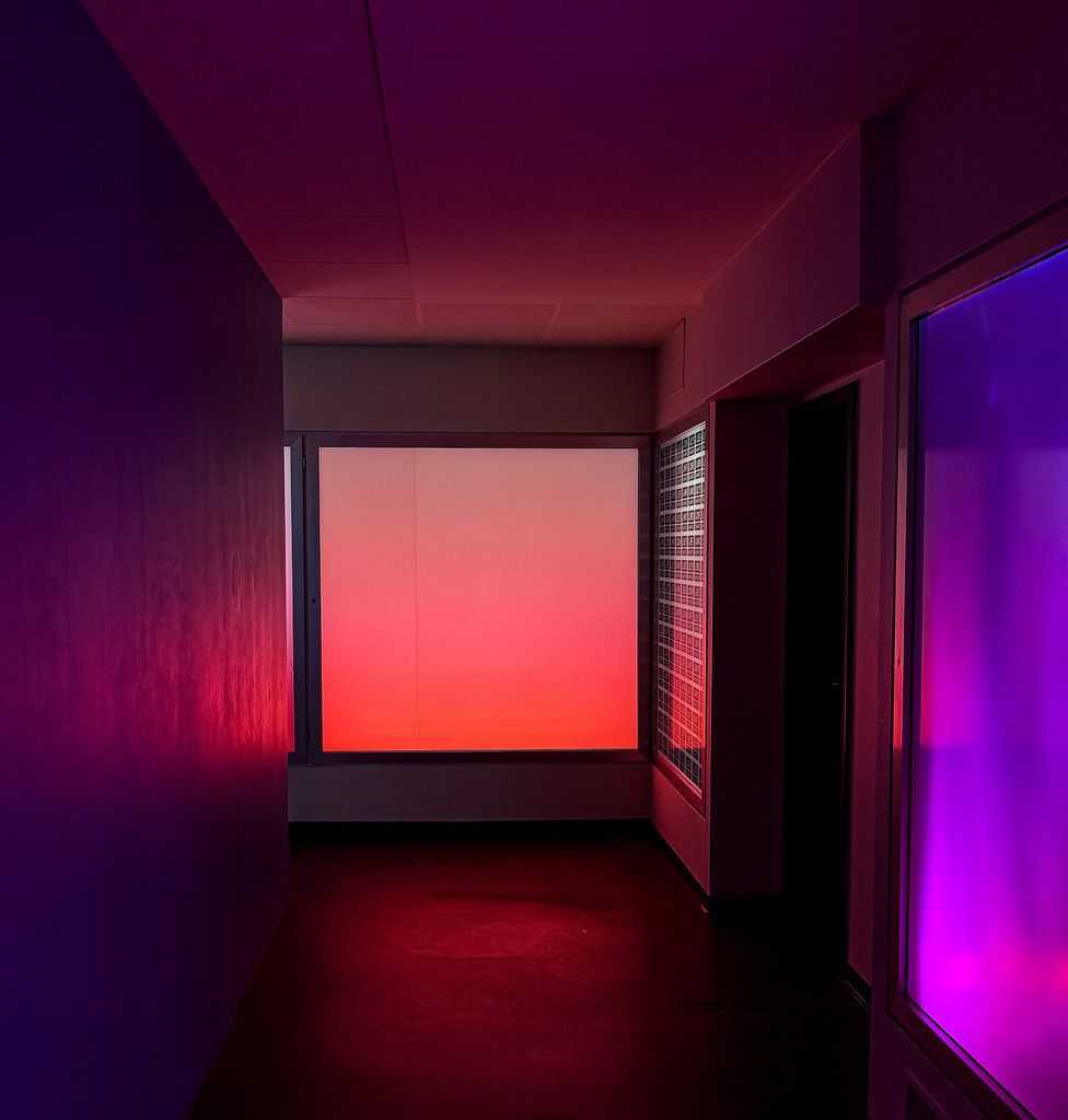 Neon Passage | Exklusive Fotokunst & Moderne Wandbilder für dein Zuhause - Realisiert mit Pictrs.com