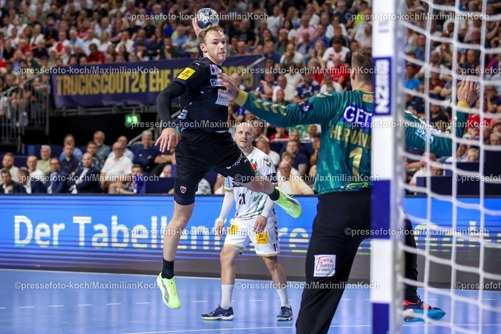 KoeEHF15062502075 | 15.06.2025, Handball, Finale TruckScout24 EHF FINAL4, LANXESS arena Köln, Füchse Berlin - SC Magdeburg: Mathias Gidsel  (Fuechse Berlin #19) wirft auf das Tor von Torhüter Sergey Hernandez (Magdeburg #01) 