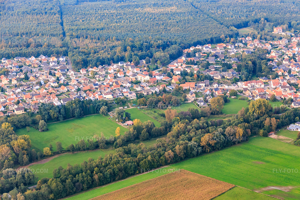 Aerial view: View of the town from the south in Schirrhein in the state Bas-Rhin, France. – Photo: IMG_074312.jpg taken on 10/04/2014 by Werner Riehm/FLY-FOTO.com – Resolution of the original: 5335 x 3556 px