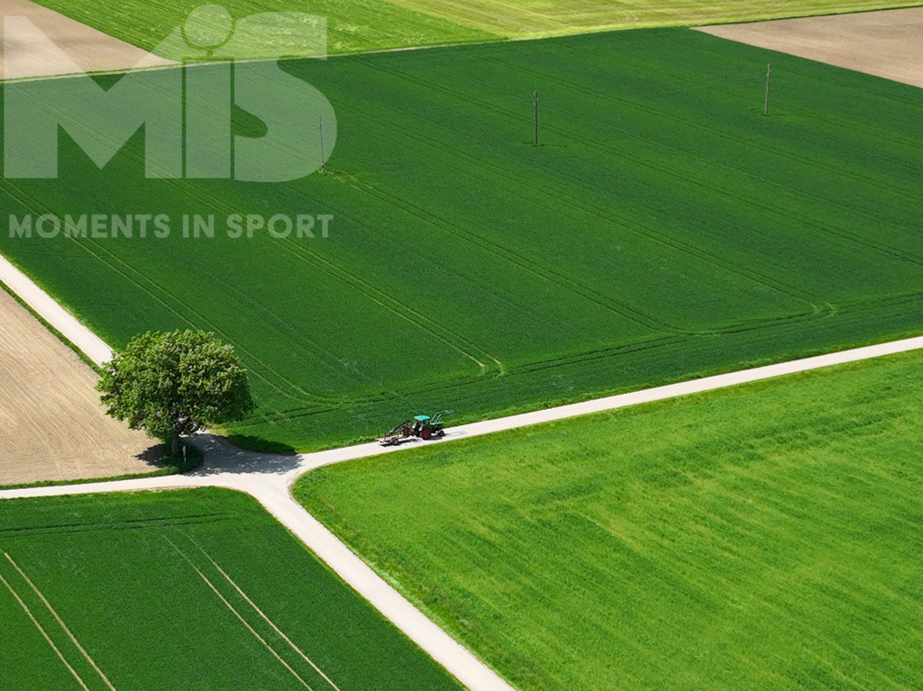 MIS_140220cm044.JPG | 20.05.2022,  Bad Wörishofen, Luftbild, Felder bei Irsingen,  Landwirt fährt mit seinem Traktor einen Weg entlang - Realisiert mit Pictrs.com