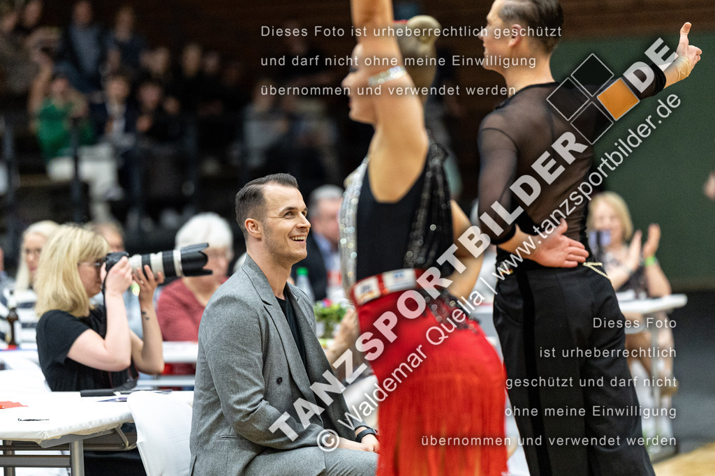 20240406-13079 | Hier finden Sie Tanz Bilder vom Latein und Standard Formationen tanzen. Sportbilder vom Tanzsport. Schöne Fotos und von Weltmeisterschaft, Europameisterschaft, Bundesliga, Regionalliga, Oberliga und Landesliga sowie von GOC Stuttgart, DanceComp, WM Bremen