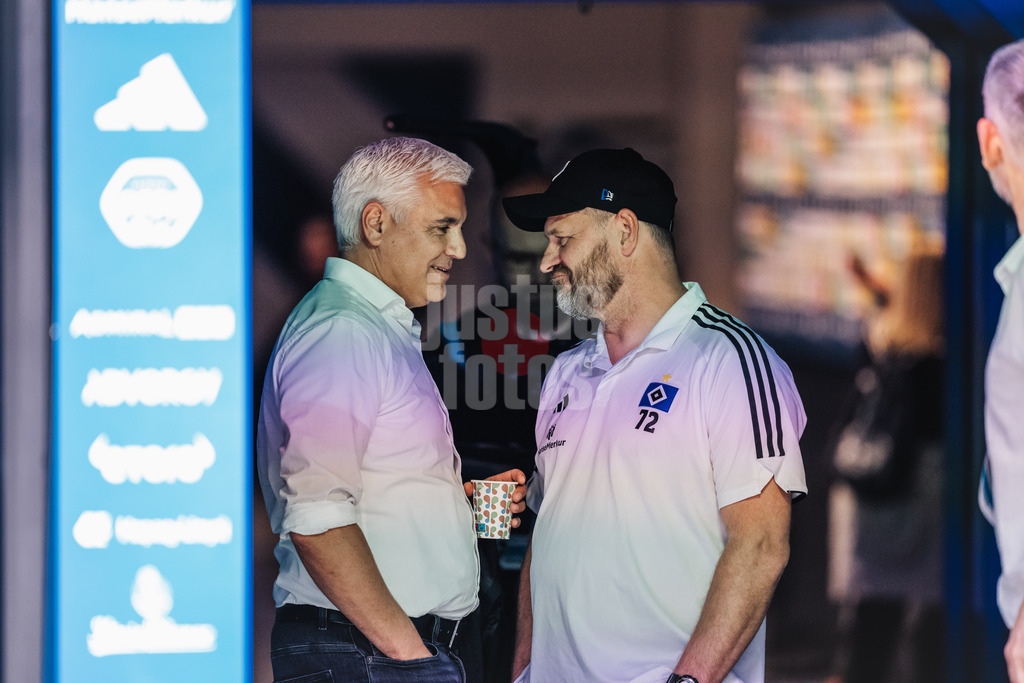 Fußball | Männer | Saison 2023/2024 | 2. Fußball-Bundesliga | 32. Spieltag | Hamburger SV vs. FC St. Pauli  | 03.05.2024 | Smalltalk zwischen FC St. Pauli Sportchef Andreas Bornemann und HSV Trainer Steffen Baumgart (HSV)