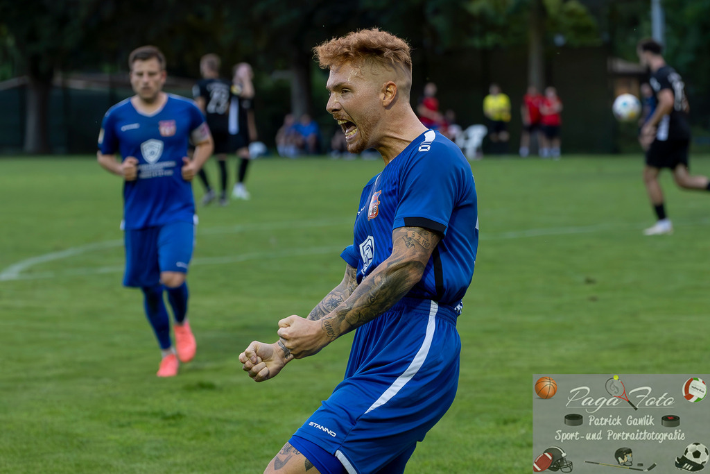 Hessenliga: Türk Gücü Friedberg - FC Eddersheim, 09.08.2024 | Noah Michel (Türk Gücü Friedberg #33) beim Torjubel, Türk Gücü Friedberg - FC Eddersheim, Friedberg, Städtischer Sportplatz, 9.8.2024 - Realisiert mit Pictrs.com