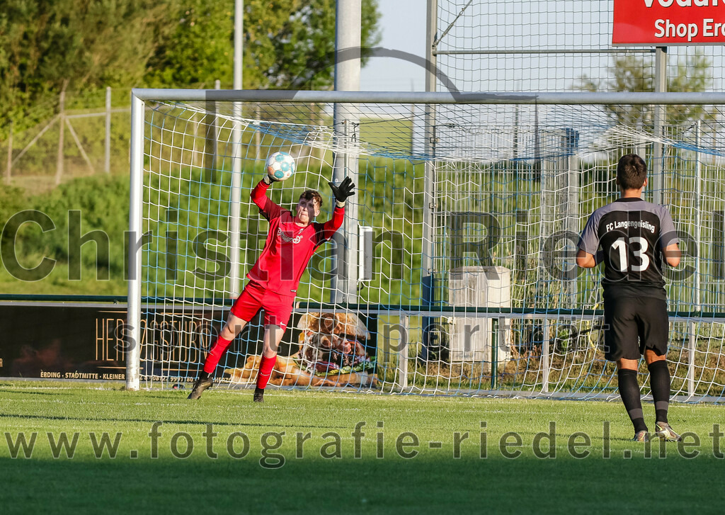 2023-07-14_088_FC_Langengeisling_gegen_FC_Velden-Eberspoint | Erding, Deutschland, 14.07.2023:
Fußball, Bezirksliga Oberbayern Ost 2023 / 2024, Testspiel, FC Langengeisling gegen FC Velden-Eberspoint, Endergebnis: 5:0

Torwart Louis Rotert (FC Langengeisling, #12), Maximilian Hintermaier (FC Langengeisling, #13)

Foto: Christian Riedel / fotografie-riedel.net