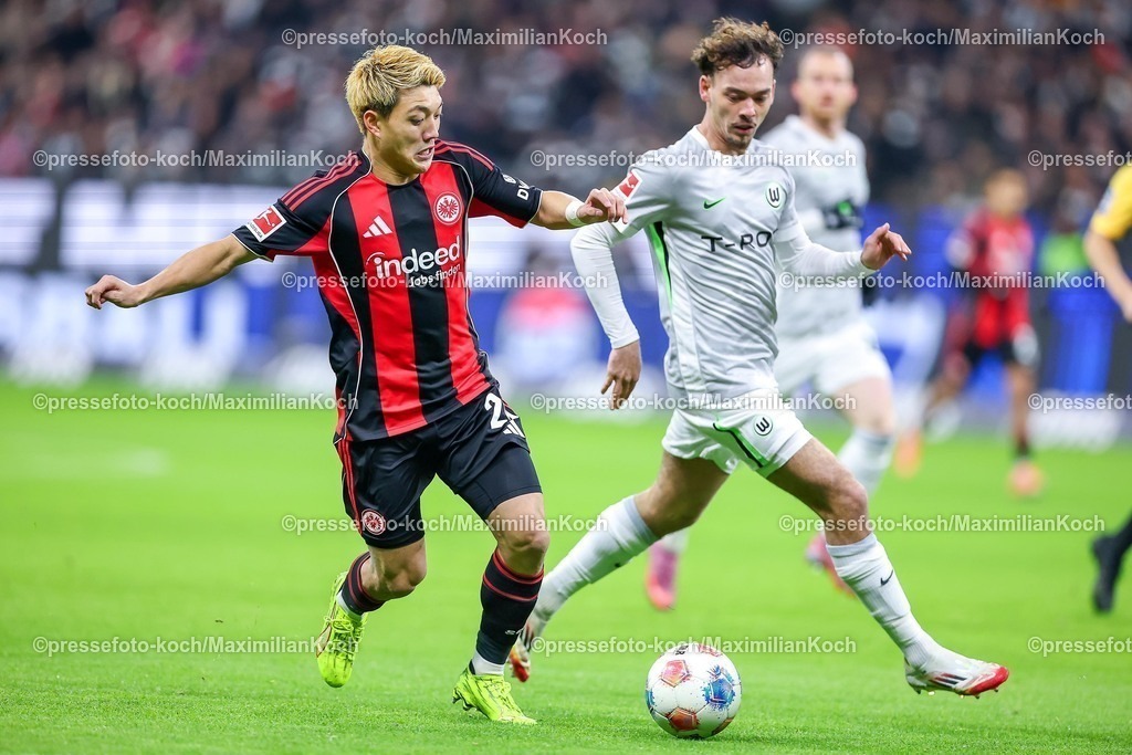 SGE30112501036 | 30.11.2025, Fußball, Eintracht Frankfurt - VfL Wolfsburg, 1. Fußball Bundesliga, 12. Spieltag, Deutsche-Bank-Park (Frankfurt am Main), Saison 2025 2026: Ritsu Doan&nbsp;(Eintracht Frankfurt #20) im Zweikampf gegen  Aaron Zehnter&nbsp;(VfL Wolfsburg #25)  DFB Regulations prohibit any use of photographs as image sequences and or quasi-video.