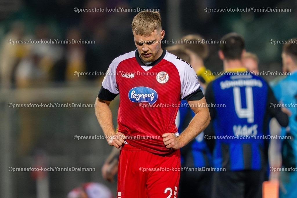 xYDR2802250101077 | 28.02.2025, xydrx, Fußball, Viktoria Köln - 1.FC Saarbrücken, 3.Liga, Sportpark Höhenberg, Saison 2024 2025: Lars Dietz (Viktoria Köln #2) enttäuscht nach der Niederlage. DFB regulations prohibit any use of photographs as image sequences and or quasi-video.