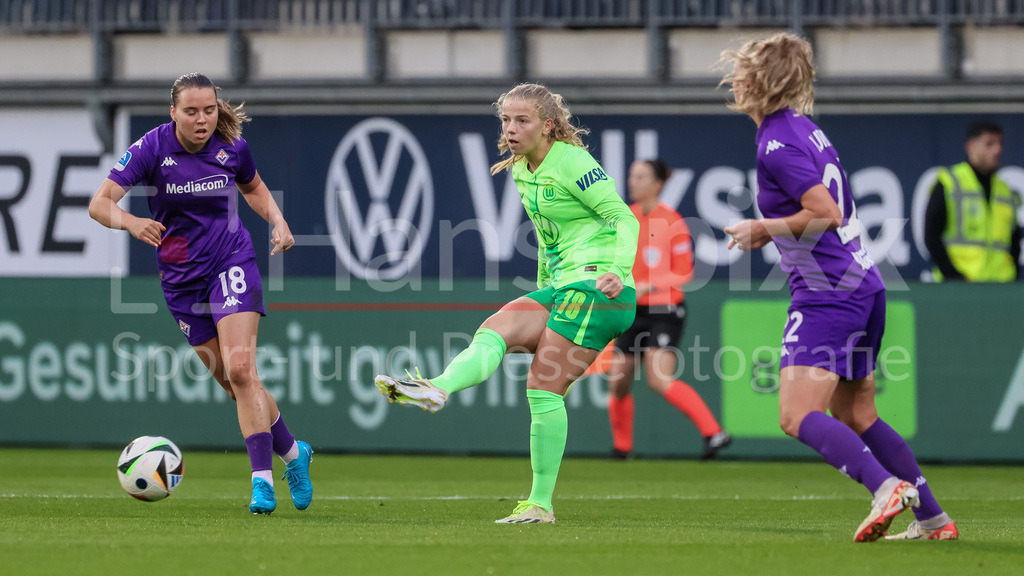 Fussball, UEFA Womens Champions League, VfL Wolfsburg - AC Florenz | v.li.: Emma Snerle (AC Florenz, 18), Justine Kielland (VfL Wolfsburg, 18) und Karin Lundin (AC Florenz, 22) im Zweikampf, Duell, Dynamik, Aktion, Action, Spielszene