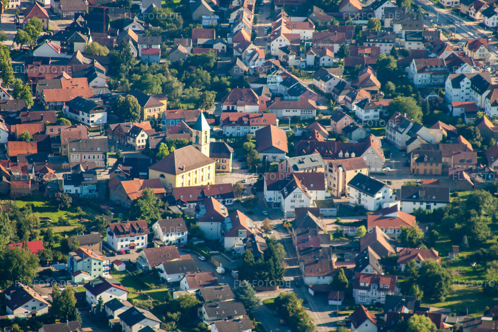 Luftbild: Ludwigskirche in der Ortsmitte im Ortsteil Langensteinbach in Karlsbad im Bundesland Baden-Württemberg in Deutschland. Foto: IMG_32390.jpg vom 21.08.2010 durch Werner Riehm/FLY-FOTO.de