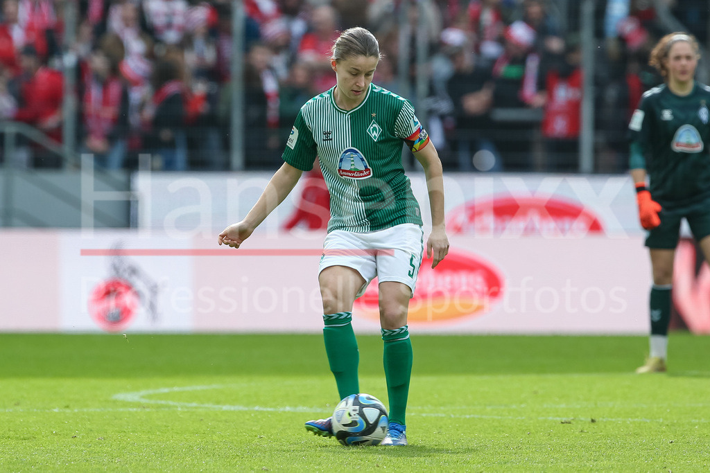 Fussball, Google Pixel Frauen-Bundesliga, 1. FC Köln - SV Werder Bremen | v.li.: Michelle Ulbrich (SV Werder Bremen, 5) am Ball, Einzelbild, Ganzkörper, Aktion, Action, Spielszene, DIE DFB-RICHTLINIEN UNTERSAGEN JEGLICHE NUTZUNG VON FOTOS ALS SEQUENZBILDER UND/ODER VIDEOÄHNLICHE FOTOSTRECKEN. DFB REGULATIONS PROHIBIT ANY USE OF PHOTOGRAPHS AS IMAGE SEQUENCES AND/OR QUASI-VIDEO.