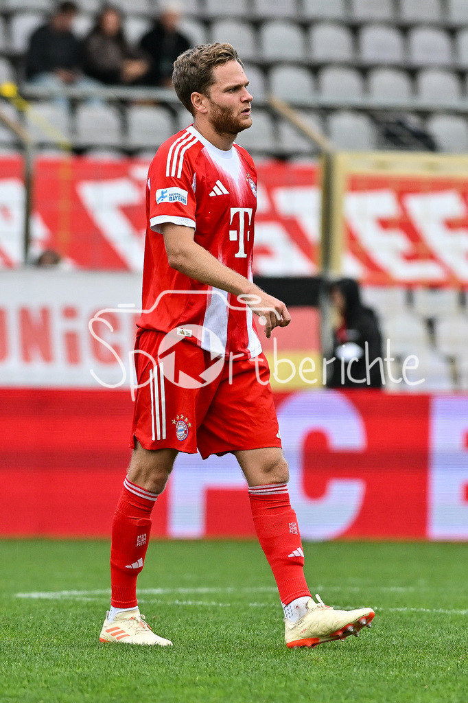 FC Bayern Amateure - FC Würzburger Kickers | Hängende Köpfe bei den Spielern des FC Bayern nach der Niederlage gegen Würzburg / Benno SCHMITZ (FC Bayern Muenchen II 6) / Regionalliga Bayern: FC Bayern Amateure - FC Würzburger Kickers; Grünwalder Stadion am 27.09.2025