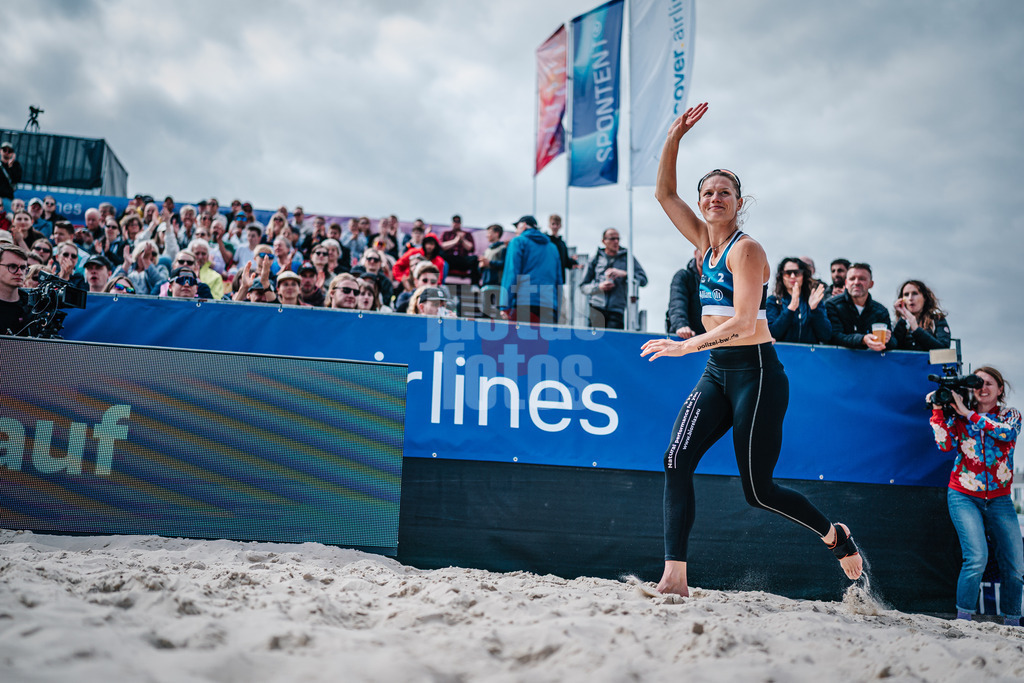 Beachvolleyball | Frauen | German Beach Tour 2024 | Tourstop Bremen | 09.06.2024 | Kim van de Velde läuft in die volle Arena ein