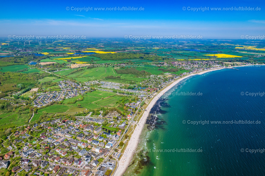 Scharbeutz_Ferienpark_ELS_5275010524 | SCHARBEUTZ 01.05.2024 Ortsansicht an der Meeres-Küste der Ostsee in Scharbeutz im Bundesland Schleswig-Holstein. // Townscape on the seacoast of Baltic Sea in Scharbeutz in the state Schleswig-Holstein. Foto: Martin Elsen