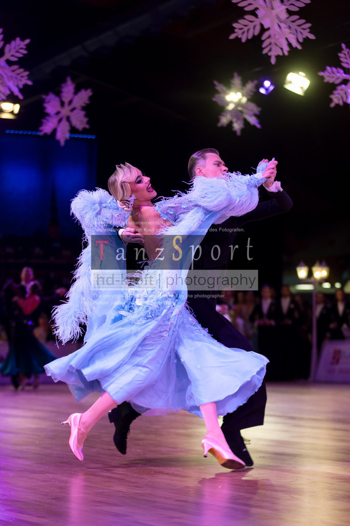 20241215_WDSF_Int_Open_Std-Riga-9003 | Tanzsportbilder, Standardtanz, Lateintanz, WDSF, DTV, LTVB, dancecomp, goc, hessen tanzt, blaues band der spree, walzer, tango, wiener walzer, slowfox, quickstepp, samba, rumba, cha-cha-cha, paso doble. jive, hd-kroft photography, turniertanzsport