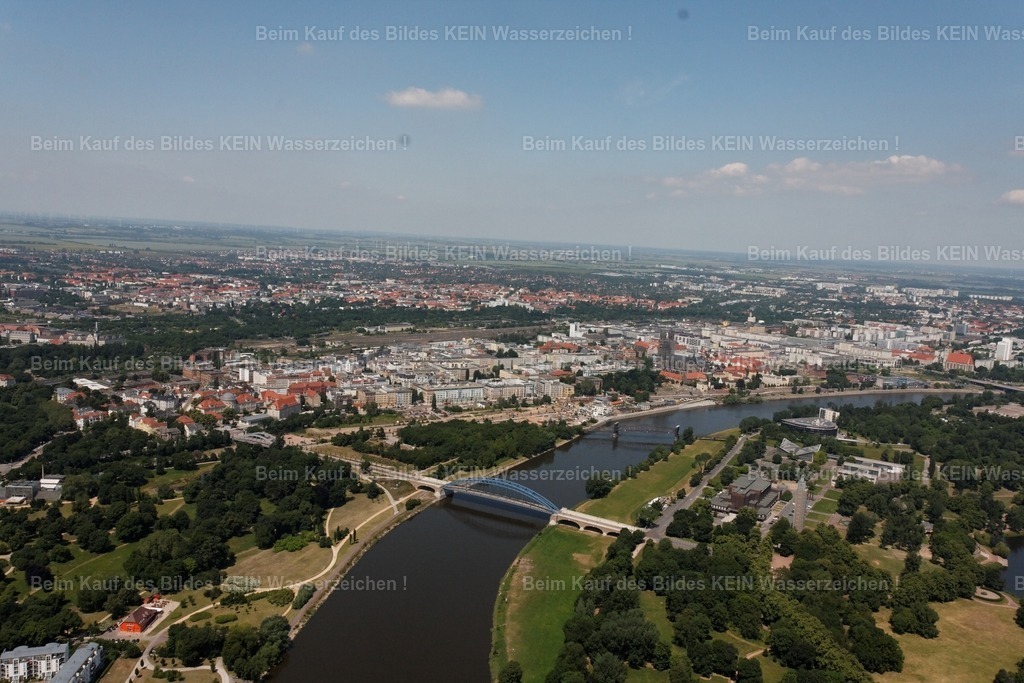 IMG_1789_optimiert_raw | Diese Luftaufnahme stammt aus meinem Magdeburger Luftbildarchiv. Sie zeigt einen weiteren Blick auf die Landeshauptstadt aus der Vogelperspektive. Nach und nach werden alle Motive mit individuellen Informationen und Beschreibungen ergänzt. Selbstverständlich können Sie dieses Luftbild als Download oder hochwertiges Wandbild bestellen. - Realisiert mit Pictrs.com