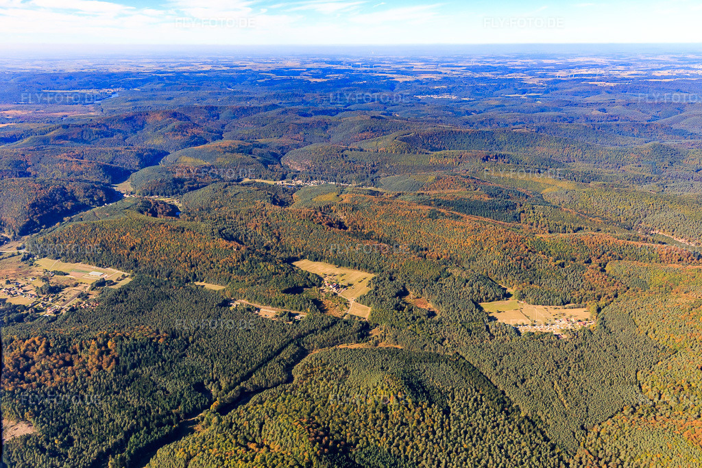 Luftbild: Hutzelhof und Bremendell in Sturzelbronn im Bundesland Moselle in Frankreich. – Foto: IMG_095125.jpg vom 16.10.2016 durch Werner Riehm/FLY-FOTO.de – Auflösung des Originals: 5393 x 3595 px
