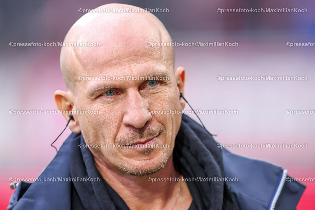 Koe09112402129 | 09.11.2024, 1. FC Köln - SpVgg Greuther Fürth, 2. Fußball Bundesliga, RheinEnergieSTADION, Saison 2024 2025: Trainer Gerhard Struber (Cheftrainer 1.FC Köln) unzufrieden verärgert Ärger ärgert sich frustriert unglücklich MimikDFB regulations prohibit any use of photographs as image sequences and or quasi-video.