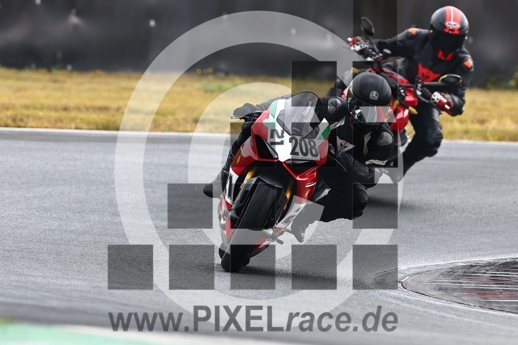 0208-20240909_00512 | Schöne Erinnerungen an spannende Momente - das festzuhalten ist unser Job. PIXELrace.de ist seit 2003 auf den Rennstrecken Europas unterwegs um die Action draußen beim Fahren und die wunderbare Stimmung imm Fahrerlager für euch einzufangen.