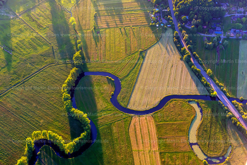 Stade Schwinge der Fluss_ELS_1621010617 | Stade - Aufnahmedatum: 01.06.2017, Aufnahmehöhe: 1104 m, Koordinaten: N53°34.961' - E9°27.509', Bildgröße: 6109 x  4077 Pixel - Copyright 2017 by Martin Elsen, Kontakt: Tel.: +49 157 74581206, E-Mail: info@schoenes-foto.deSchlagwörter:Niedersachsen,Luftbild, Luftbilder, Deutschland - Realisiert mit Pictrs.com