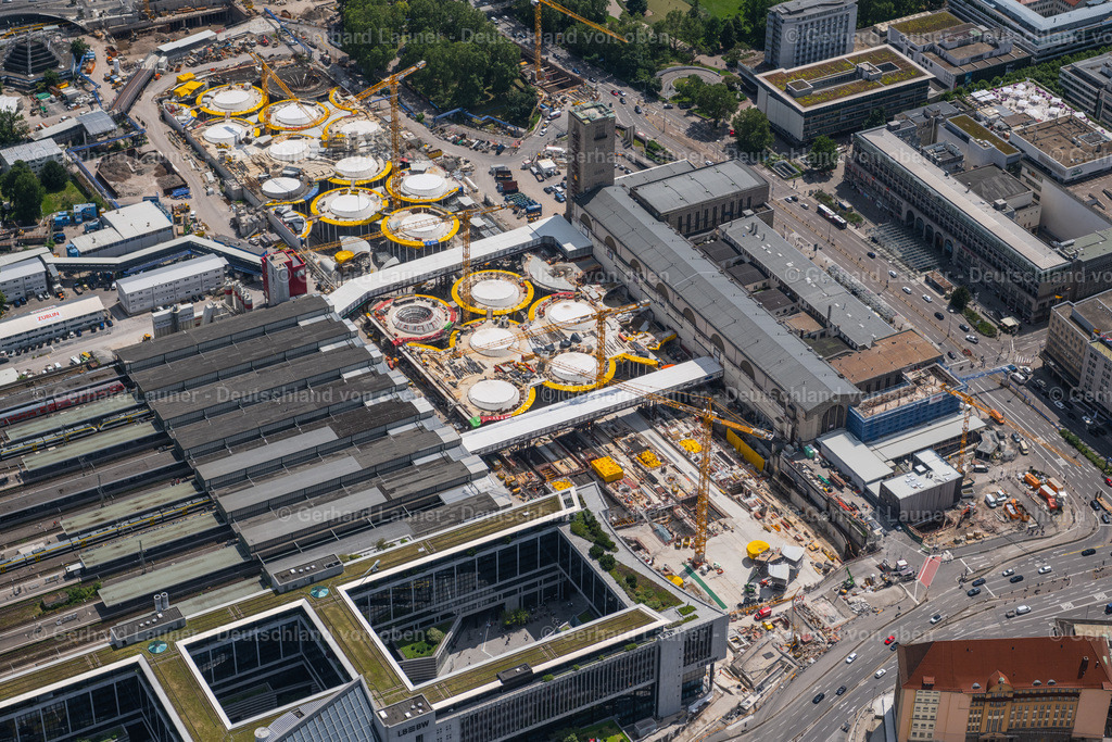 4046420 | STUTTGART 19.07.2021 Bauarbeiten zum Verkehrs- und Städtebauprojekt " Stuttgart 21 " in Stuttgart im Bundesland Baden-Württemberg. Weiterführende Informationen bei: DB Netz AG,  Deutsche Bahn AG,  Ed. Züblin AG,  GODEL-BETON GmbH,  HTG Ingenieurbüro für Bauwesen GmbH,  SÜLZLE Stahlpartner GmbH,  Vössing Ingenieurgesellschaft mbH,  ingenhoven architects. // Building of the main station of the railway and construction site for the development project "Stuttgart 21" in Stuttgart in the state of Baden-Wurttemberg. Further information at: DB Netz AG,  Deutsche Bahn AG,  Ed. Zueblin AG,  GODEL-BETON GmbH,  HTG Ingenieurbuero fuer Bauwesen GmbH,  SUeLZLE Stahlpartner GmbH,  Voessing Ingenieurgesellschaft mbH,  ingenhoven architects. Foto: Gerhard Launer