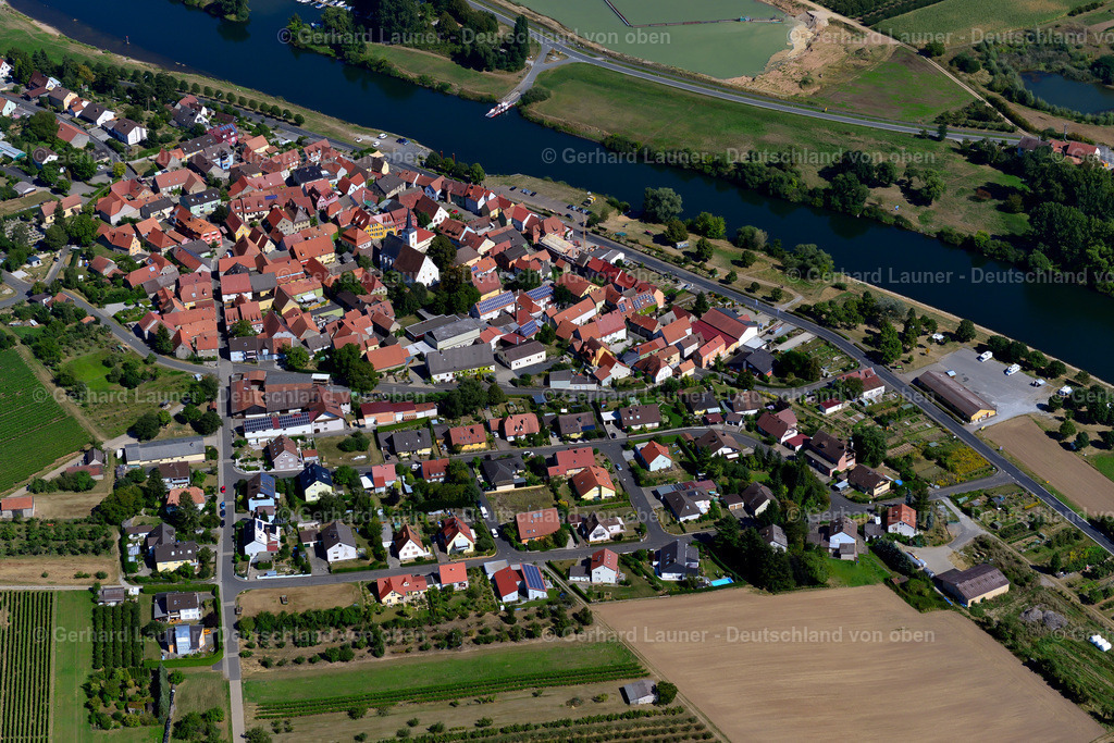 3650281 | OBEREISENHEIM 31.08.2016 Ortsansicht am Rande von landwirtschaftlichen Feldern und Nutzflächen  in Obereisenheim im Bundesland Bayern, Deutschland // Village view on the edge of agricultural fields and land  in Obereisenheim in the state Bavaria, Germany Foto: Gerhard Launer