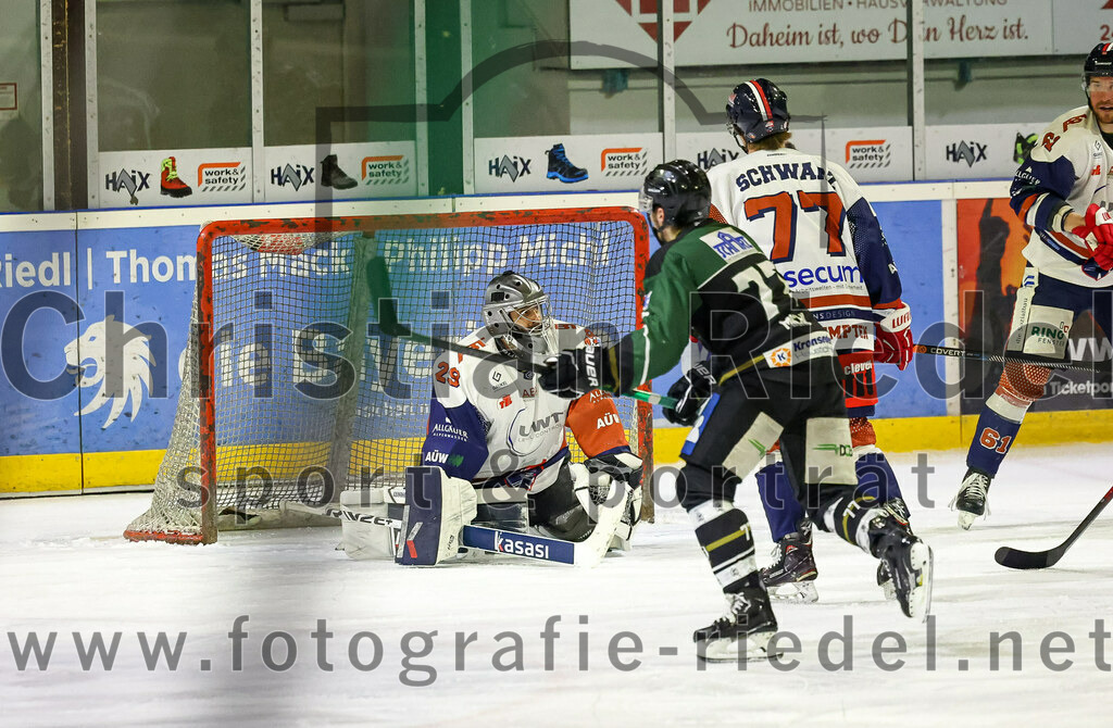 2023-03-07_039_TSV_Erding_gegen_ESC_Kempten | Erding, Deutschland, 07.03.2023:
Eishockey, Bayernliga Playoffs 2022 / 2023, Viertelfinale, TSV Erding gegen ESC Kempten, Endergebnis: 9:3

Torwart Danny Schubert (ESC Kempten, #29), Philipp Michl (Erding Gladiators, #77), Kodi Schwarz (ESC Kempten, #77)

Foto: Christian Riedel / fotografie-riedel.net