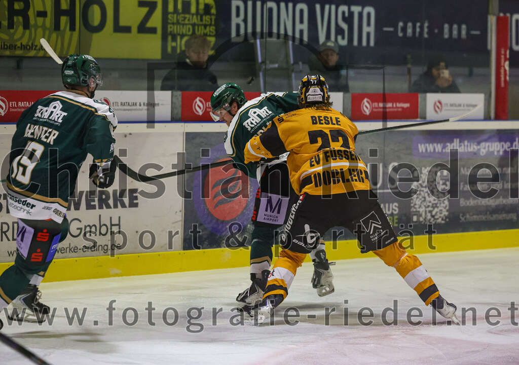 2025-11-02_037_TSV_Erding_gegen_EV_Fuessen | Erding, Deutschland, 02.11.2025:Eishockey, Oberliga Süd 2025 / 2026, 15. Spieltag, TSV Erding gegen EV Füssen, Endergebnis: 2:6Dennis Henter (Erding Gladiators, #19), Erik Modlmayr (Erding Gladiators, #21), Aaron Besle (EV Füssen, #77)Foto: Christian Riedel / fotografie-riedel.net