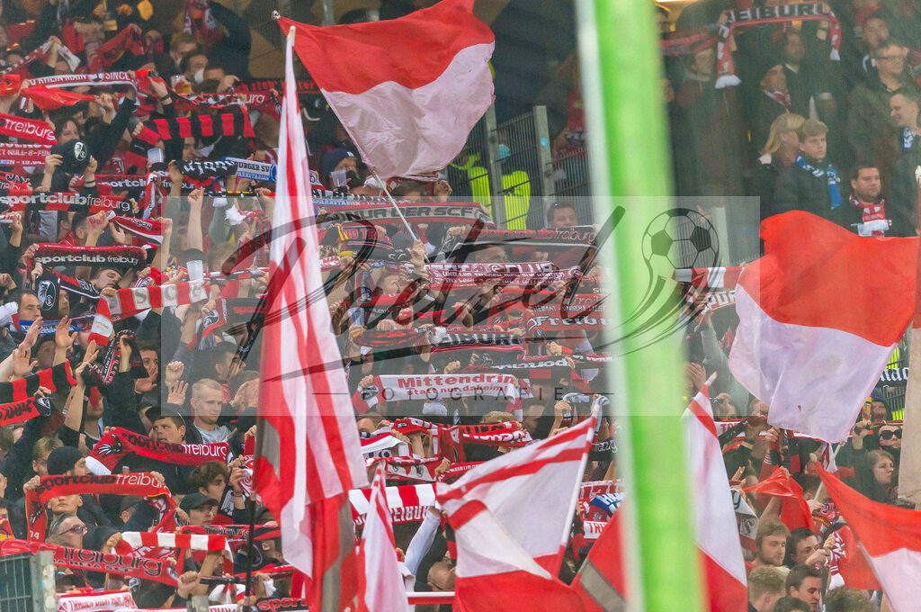 HSVSCF20220419_386 | Fussball, Herren: . Fans von SC Freiburg beim DFB-Pokal-Halbfinalspiel zwischen Hamburger SV und SC Freiburg im Volksparkstadion am 19.04.2022 in Hamburg, Deutschland.DFB / DFL REGULATIONS PROHIBIT ANY USE OF PHOTOGRAPHS AS IMAGE SEQUENCES AND/OR QUASI-VIDEO. - Realisiert mit Pictrs.com