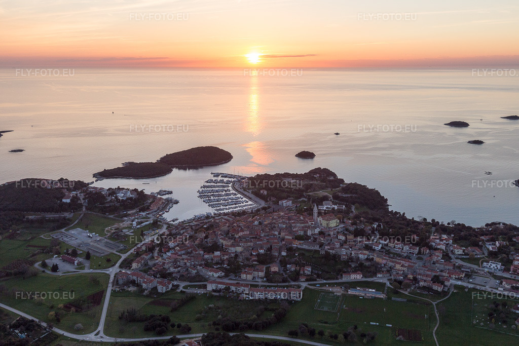 Vue aérienne: Vue de la ville à Vrsar dans le département Gespanschaft Istrien, Croatie. Photo: IMG_106203.jpg prise le 13/04/2018 par Werner Riehm/FLY-FOTO.eu – Résolution de l'original: 5472 x 3648 px