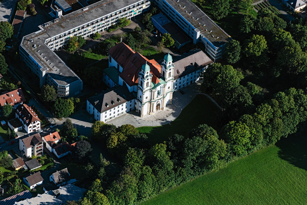 dr__0091217.jpg | MüNCHEN 23.09.2021 Kirchenbau und Gebäude des Altersheim - Seniorenresidenz an der St.-Michael-Straße und Johann-Michael-Fischer-Platz im Ortsteil Berg am Laim in München im Bundesland Bayern, Deutschland. Weiterführende Informationen bei: Katholische Pfarrkirchenstiftung St. Michael München-Berg am Laim. // Building the retirement home on St.-Michael-Strasse and place Johann-Michael-Fischer-Platz in the district Berg am Laim in Munich in the state Bavaria, Germany. Further information at: Katholische Pfarrkirchenstiftung St. Michael Muenchen-Berg am Laim. Foto: Daniel Reiter