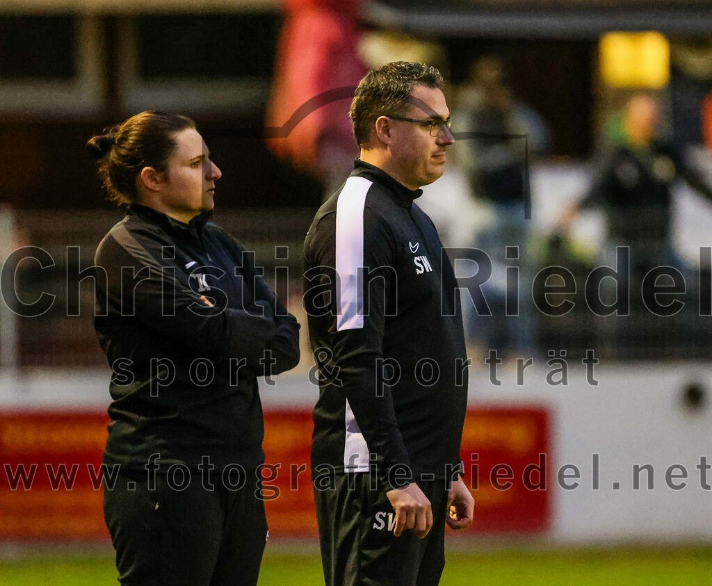 2023-10-21_069_FC_Forstern_gegen_FC_Ezelsdorf | Forstern, Deutschland, 21.10.2023:
Fußball, Frauen Bayernliga 2023 / 2024, 8. Spieltag, FC Forstern gegen FC Ezelsdorf, Endergebnis: 2:1

Trainer Sebastian Wiese (FC Forstern)

Foto: Christian Riedel / fotografie-riedel.net