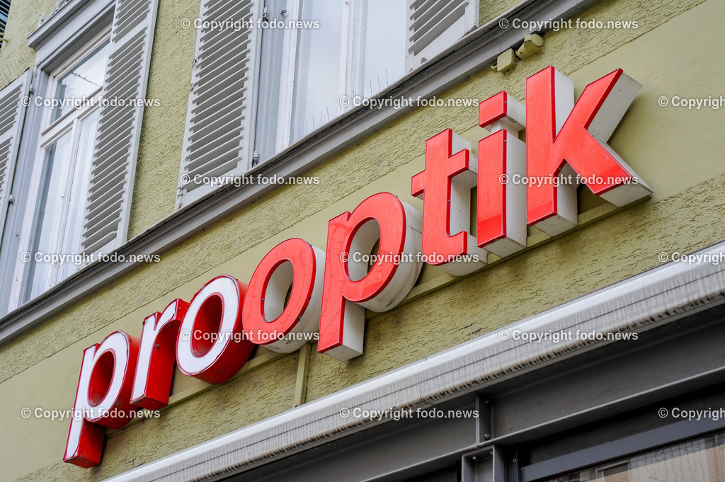 Deutschland_ Baden-Wuerttemberg_ Esslingen am Neckar_ 06.01.2025-22 | 06.01.2025, Deutschland, GER, Baden-Wuerttemberg, Esslingen am Neckar, im Bild Themenbild, Stadtansichten, Pro Optik, Optiker, Augenoptiker, Brillen, Sehtest, Waren, Handel, Einzelhandel, Schild, Logo, Feature, Symbolbild