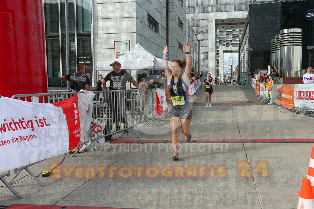 250920_1537_EX1_0238 | Sportfotografie im Rhein-Sieg Kreis, Köln, Bonn, NRW, Rheinland Pfalz, Hessen, etc. Unser Tätigkeitsfeld umfasst den Laufsport vom Volkslauf über den Marathon, Duathlon, Triathon bis zum Ultralauf wie Kölnpfad Ultra oder Schindertrail.