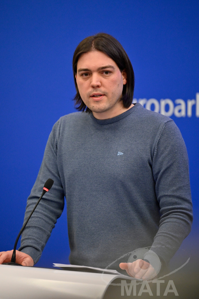 _DWI0045 | Politiker Ivan Vilibor Sincic bei einer Pressekonferenz zum Thema 'Alarmierende Statistiken zu den Folgen des COVID-Lockdowns' im Europäischen Parlament. Straßburg, 18.01.2023 - Realisiert mit Pictrs.com