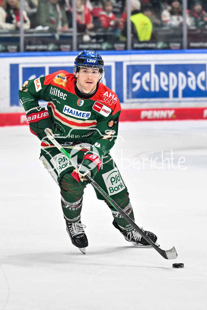 Augsburger Panther - EHC RB München | aUGSBURG, DEUTSCHLAND - 27. FEBRUAR: am PUck Kyle MAYHEW (Augsburger Panther 27) / Einzelfoto / Freisteller während dem Match zwischen den Augsburger Panthern und dem EHC RB München am 46. Spieltag der Penny DEL im Curt Frenzel Stadion