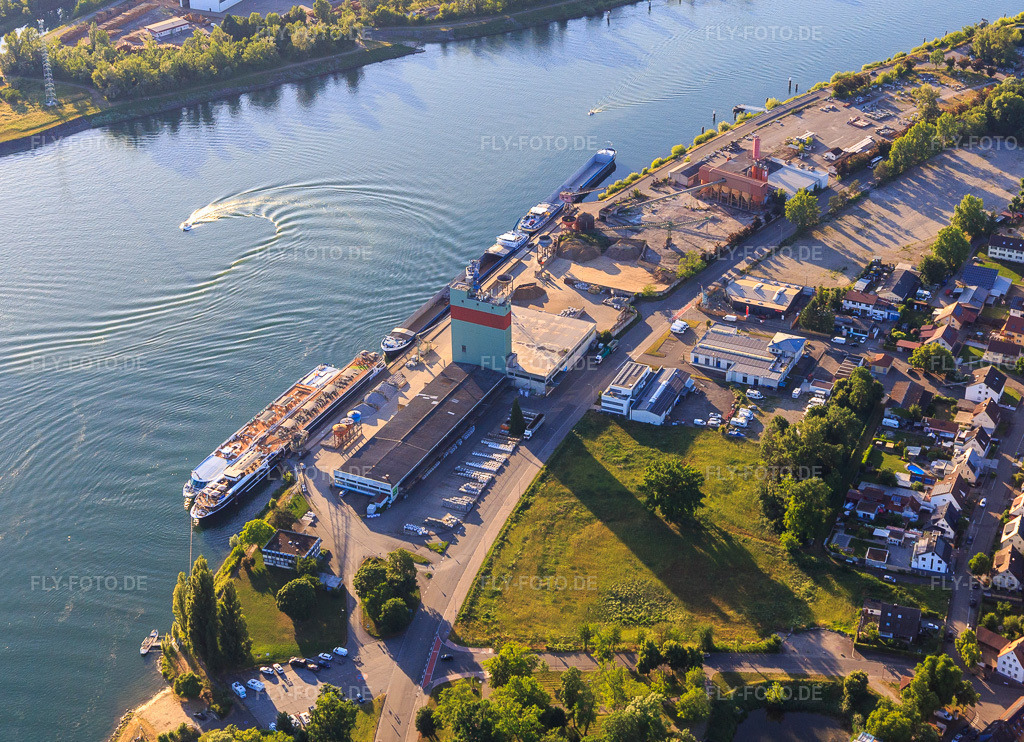 Luftbild: Hafenstraße am Rhein mit Lagerhaus Breisach in Breisach am Rhein im Bundesland Baden-Württemberg in Deutschland. Foto: IMG_147842.jpg vom 30.05.2025 durch Werner Riehm/FLY-FOTO.deUnsere Standorte - ZG Raiffeisen eG