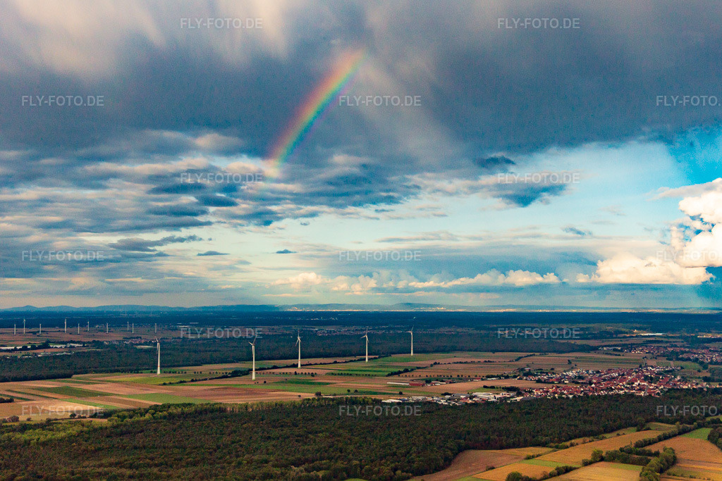 Luftbild: Regenbogen über den Windrädern bei Hatzenbühl in Hatzenbühl im Bundesland Rheinland-Pfalz in Deutschland. Foto: IMG_138792.jpg vom 23.09.2023 durch Werner Riehm/FLY-FOTO.de