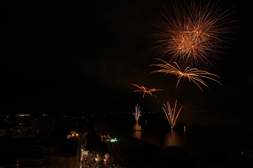 Ferragosto Fireworks in Grado, Italy | GRADO, ITALY, 15.AUG.26 - FIREWORKS - Ferragosto fireworks over the Adriatic Sea in Grado, Italy. Colorful fireworks light up the night sky above the beach, coastline and waterfront during the traditional summer celebration. - Realisiert mit Pictrs.com