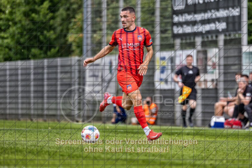20250706_154611_0926-Bearbeitet | #,TSG Salach (blau) vs. 1.FC Heidenheim (rot), Fußball, Freundschaftsspiel - WfV, Saison 2025/2026, Rasensportplatz, Staufenecker Str. 41, 73084 Salach, 06.07.2025 - 15:30 Uhr,Foto: PhotoPeet-Sportfotografie/Peter Harich