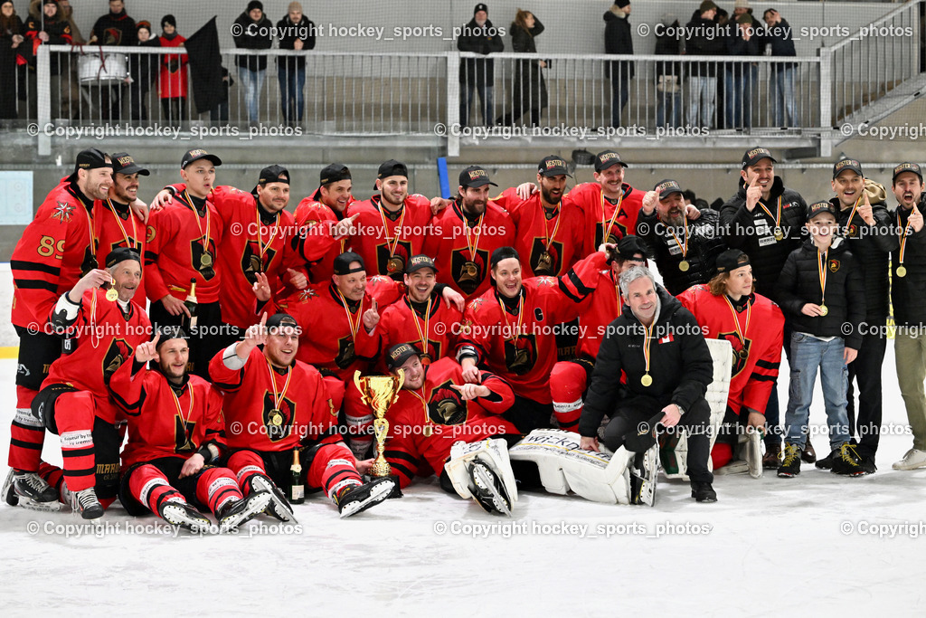 Lendhafen Seelöwen vs. Spartans Althofen | Meisterfoto Spartans Althofen 2024/25, Siegerehrung, Meisterfeier, Lendhafen Seelöwen vs. Spartans Althofen, Lendhafen Seelöwen vs. Spartans Althofen am 14.02.2025 in Ferlach (HTC Eishalle Ferlach), Austria, (Photo by Bernd Stefan)