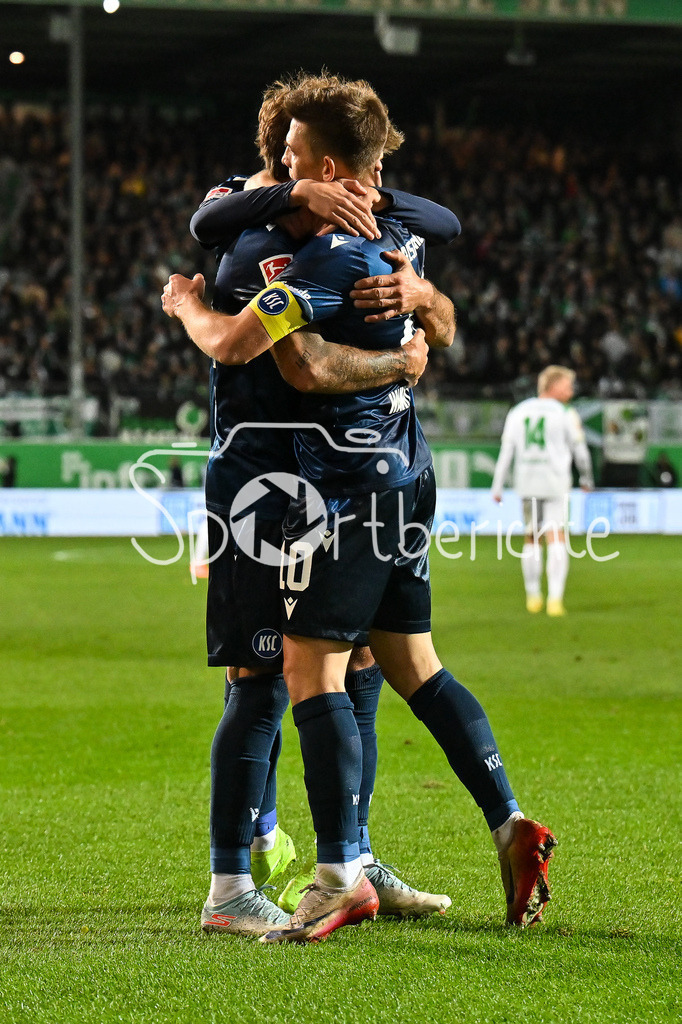 SpVgg Greuther Fürth - Karlsruher SC | FUERTH, GERMANY - OCTOBER 24: Marvin WANITZEK (Karlsruher SC 10) celebrating the goal to 0-3 during the 2. bundesliga match between SpVgg Greuther Fuerth vs. Karlsruher SC on matchday 10 at Sportpark Ronhof Thomas Sommer on October 24, 2025 in Fuerth, Germany / DFL REGULATIONS PROHIBIT ANY USE OF PHOTOGRAPHS AS IMAGE SEQUENCES AND/OR QUASI-VIDEO