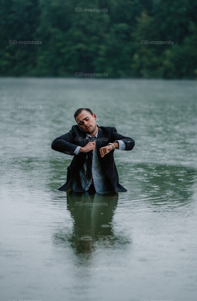 Versunken | „Versunken“ zeigt einen intensiven Moment des Innehaltens und der Tiefe – ein Bild voller Emotionen und Stille. Künstlerische Fotografie als Fine-Art-Print, ideal für alle, die Ruhe und Ausdruck suchen. Jetzt im Onlineshop erhältlich. - Realisiert mit Pictrs.com