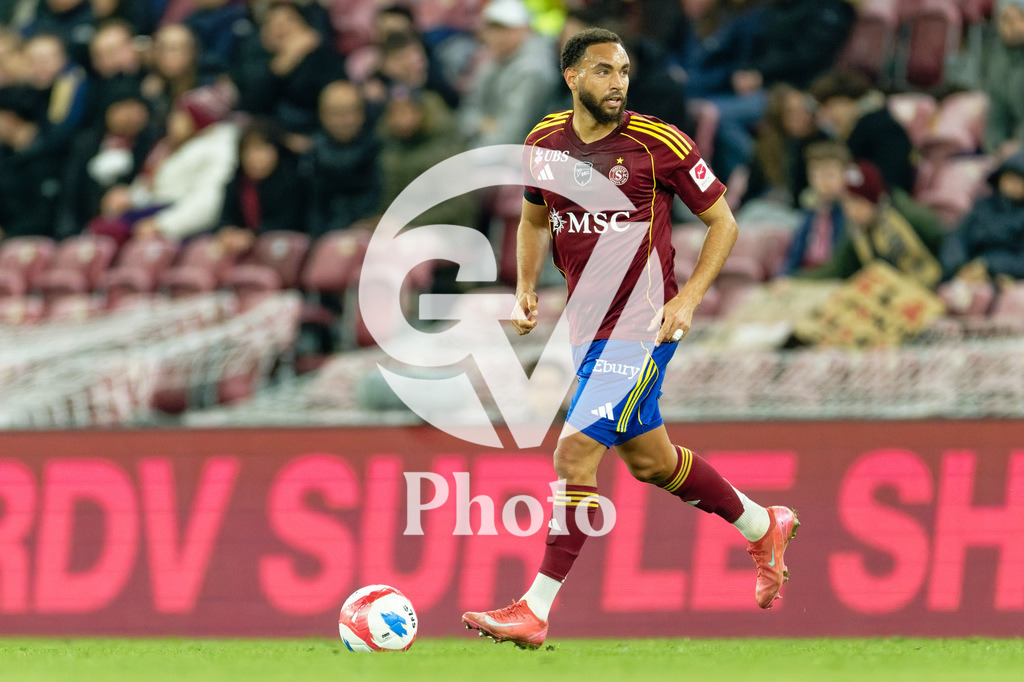 Brack Super League - Servette FC v FC Lausanne-Sport | Anthony Baron (6 Servette FC) controls the ball (action)  during the Brack Super League match between Servette FC and FC Lausanne-Sport at Stade de Geneve in Geneva, Switzerland