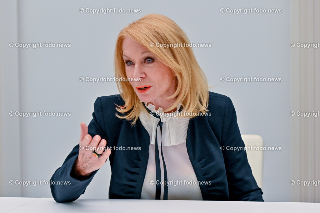 Gerda Rogers_ Starastrologin_ 19.012.2023-18 | 19.01.2023, Linz, AUT, Sparkasse Oberoesterreich im Bild Gerda Rogers (Starastrologin) 